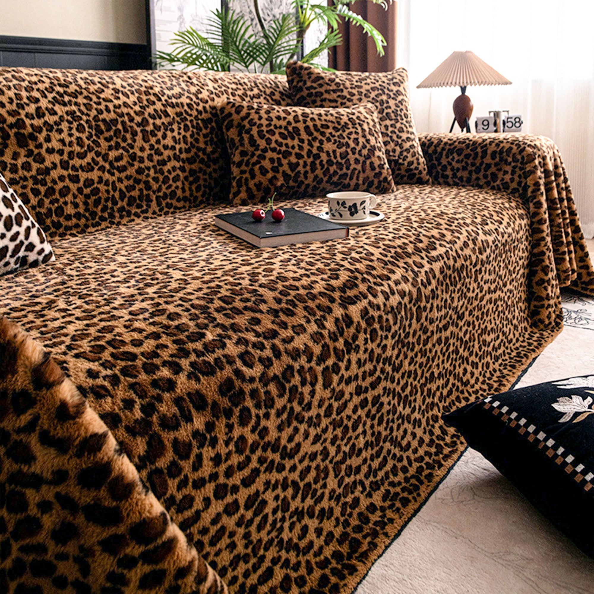 Moderniqa | Scratch-resistant plush sofa cover with leopard print
