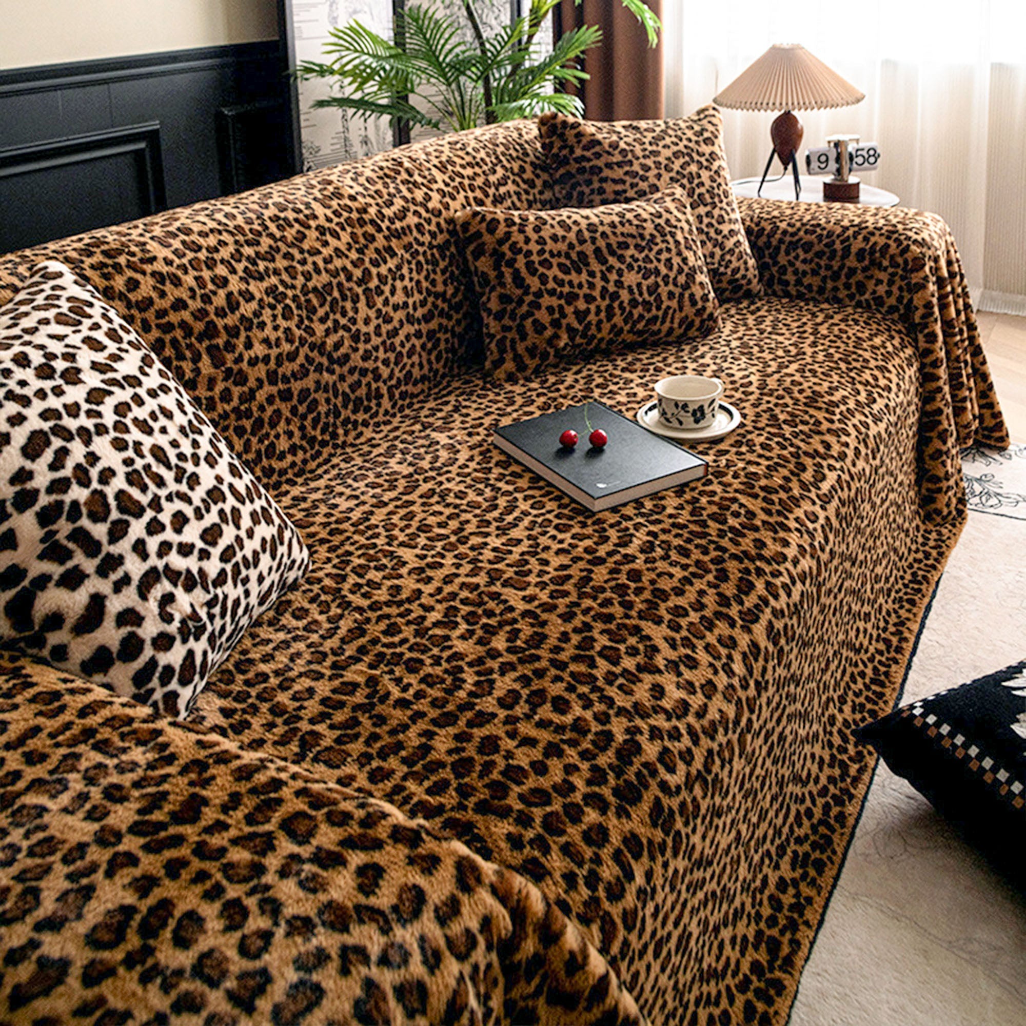 Moderniqa | Scratch-resistant plush sofa cover with leopard print