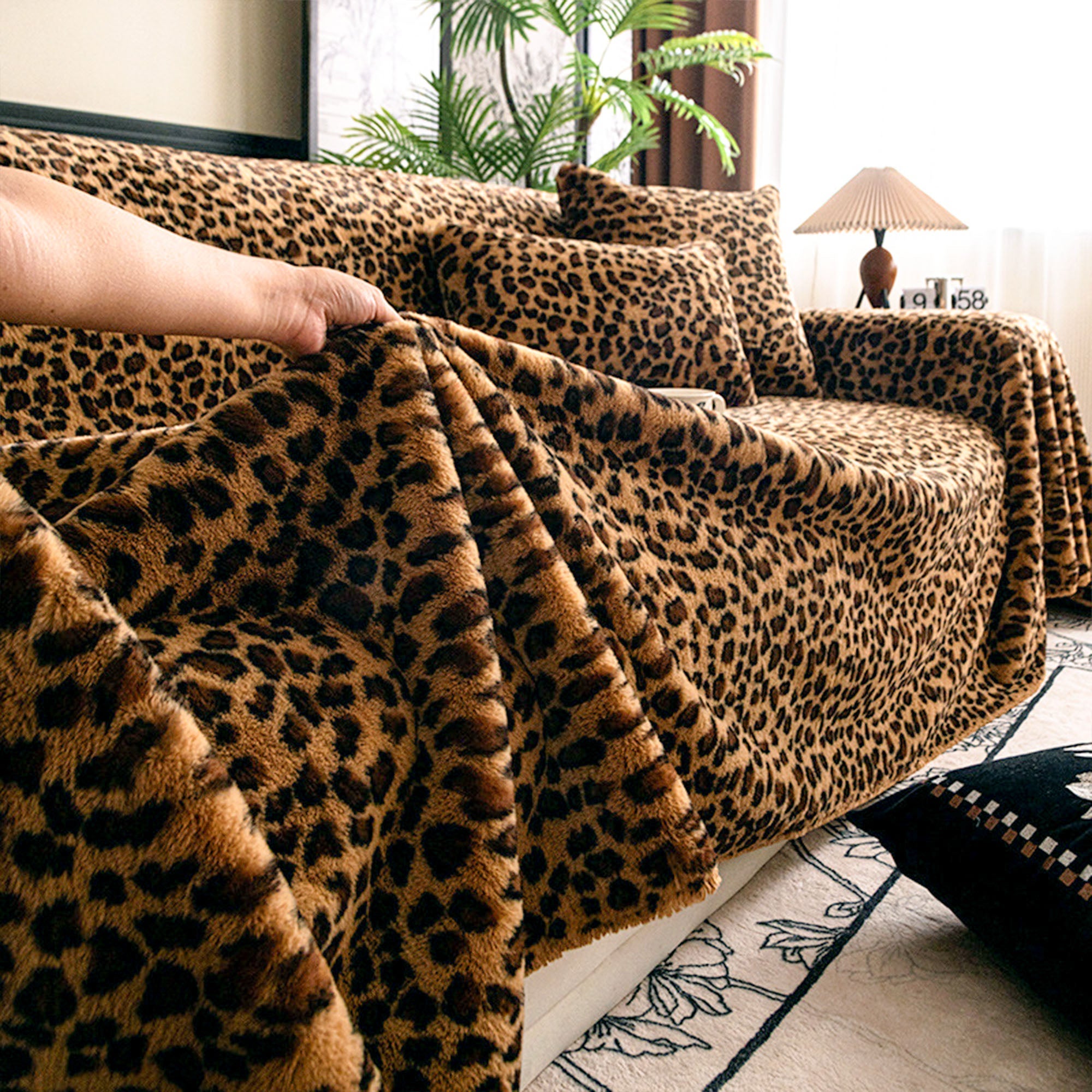 Moderniqa | Scratch-resistant plush sofa cover with leopard print