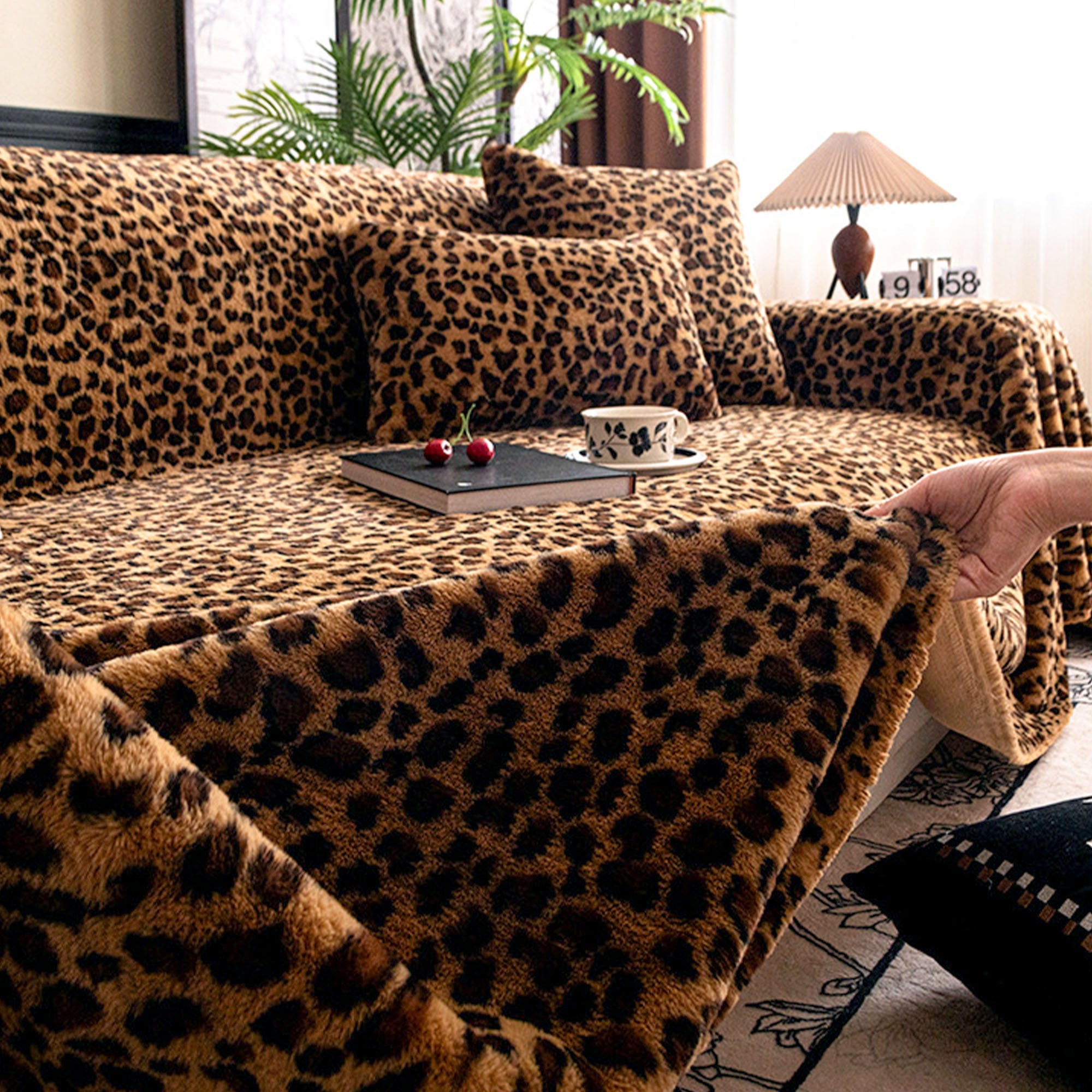 Moderniqa | Scratch-resistant plush sofa cover with leopard print