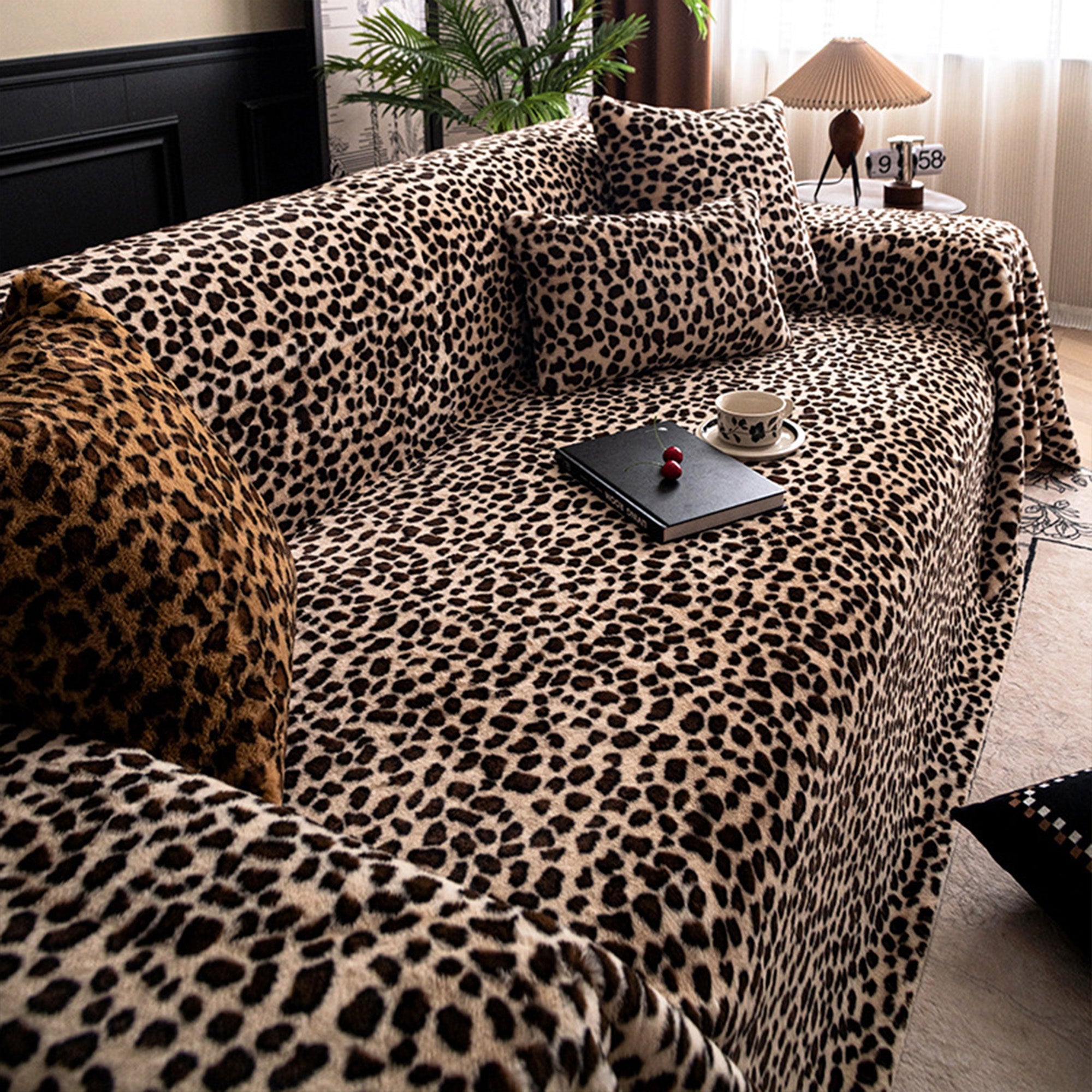 Moderniqa | Scratch-resistant plush sofa cover with leopard print