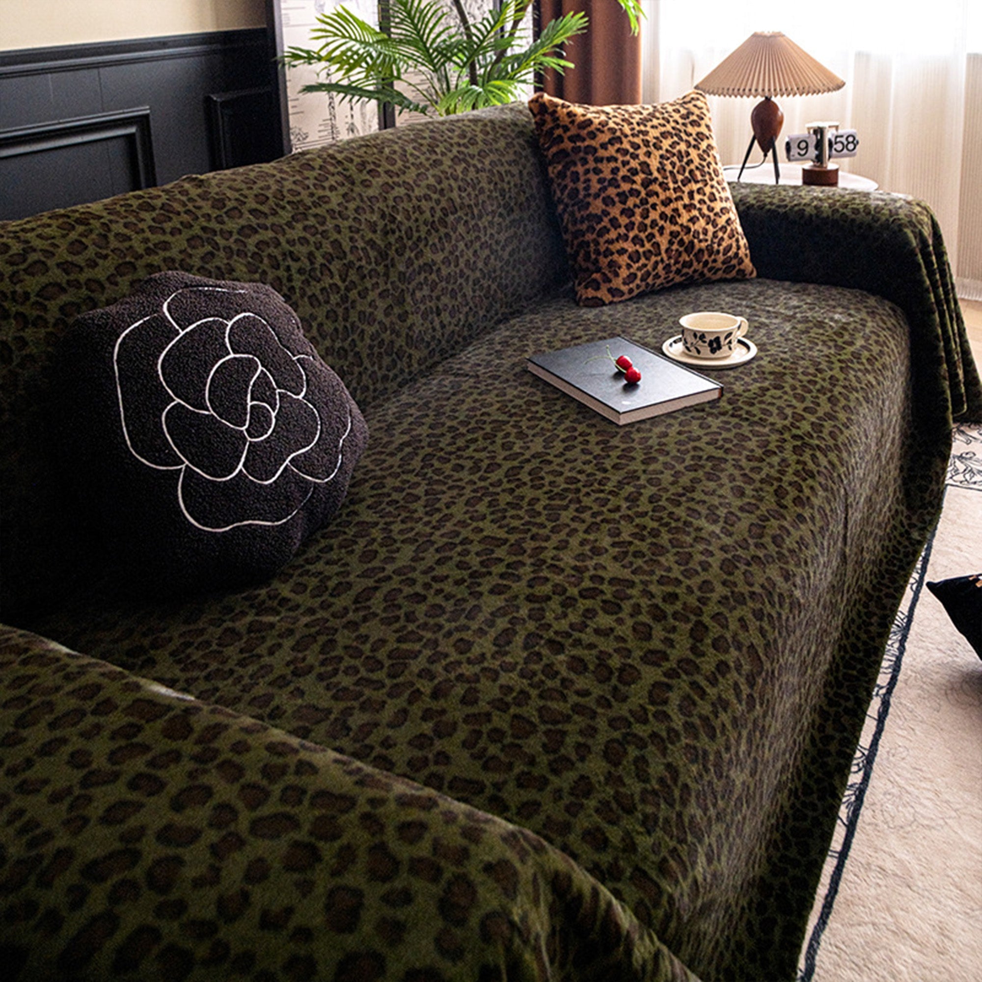 Moderniqa | Scratch-resistant plush sofa cover with leopard print