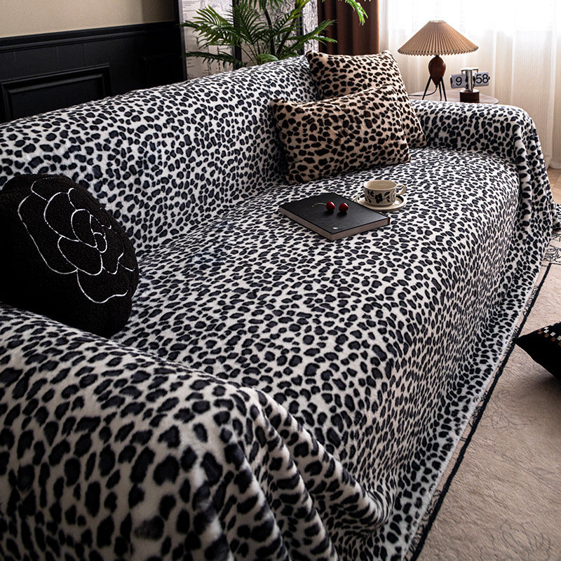 Moderniqa | Scratch-resistant plush sofa cover with leopard print